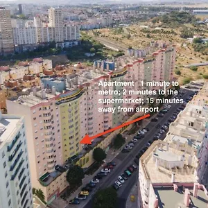 Appartamento 1-minute Walk To The Metro And 2 To The Supermarket, Lisbona